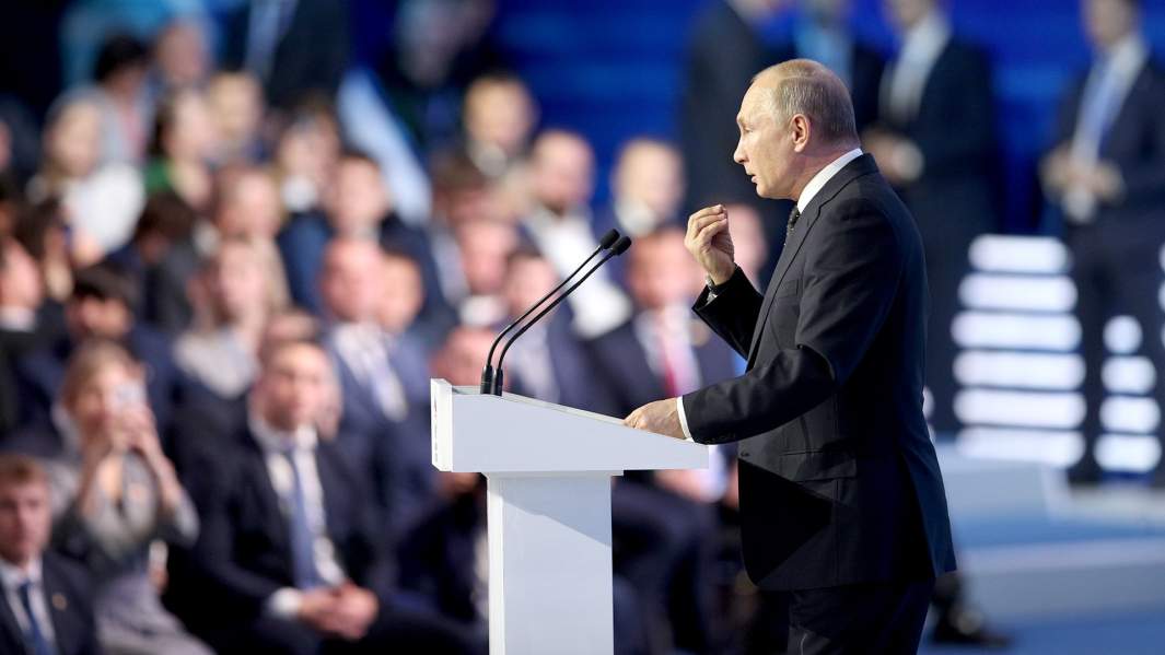 Президент России Владимир Путин выступает на пленарном заседании XVIII съезда Всероссийской политической партии «Единая Россия»