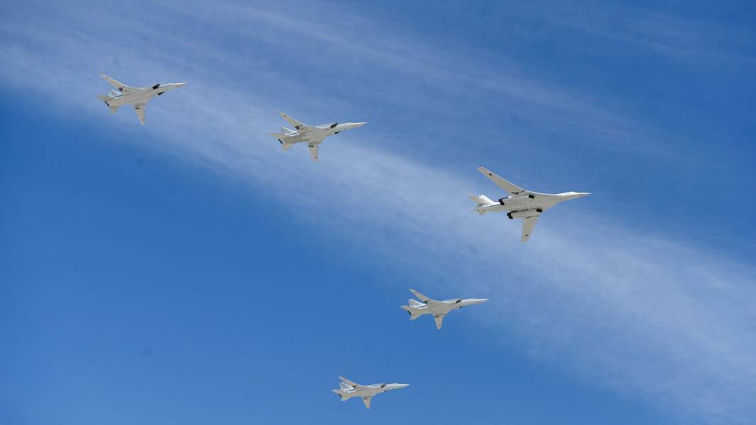 Cтратегический бомбардировщик-ракетоносец Ту-160 и дальние ракетоносцы-бомбардировщики Ту-22М3 