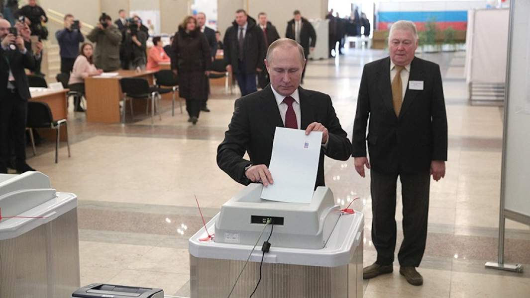Владимир Путин голосует на выборах президента РФ на избирательном участке в Москве