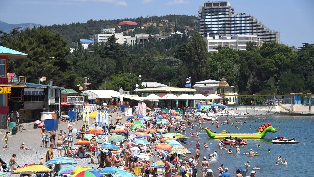 Отдыхающие на курорте Алушта, Крым