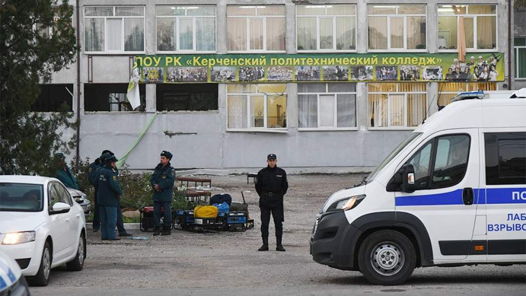 Сотрудники полиции у политхнического колледжа в Керчи