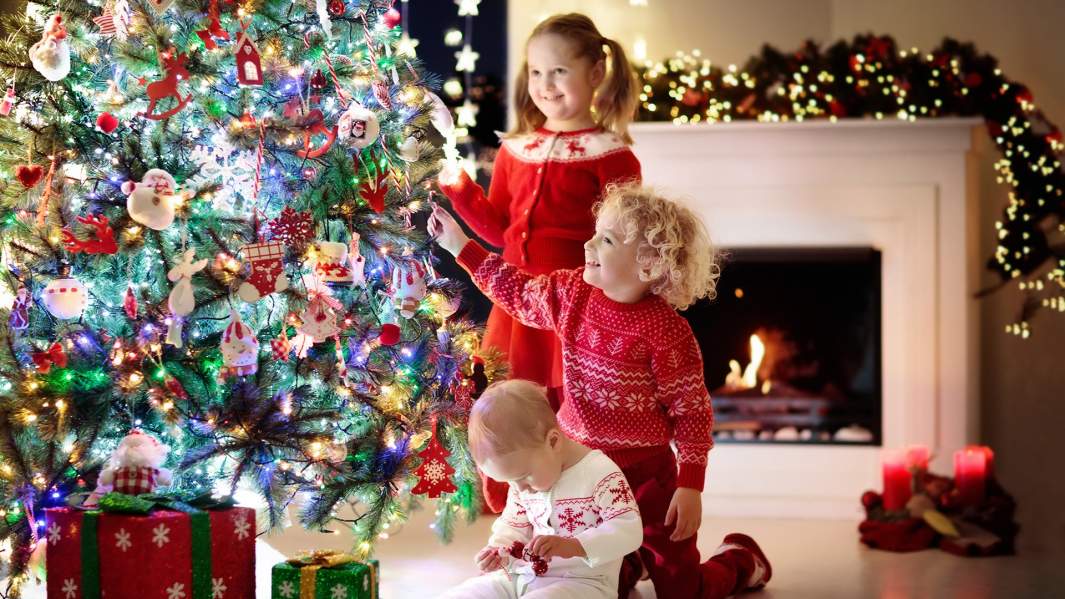 дети возле новогодней ёлки