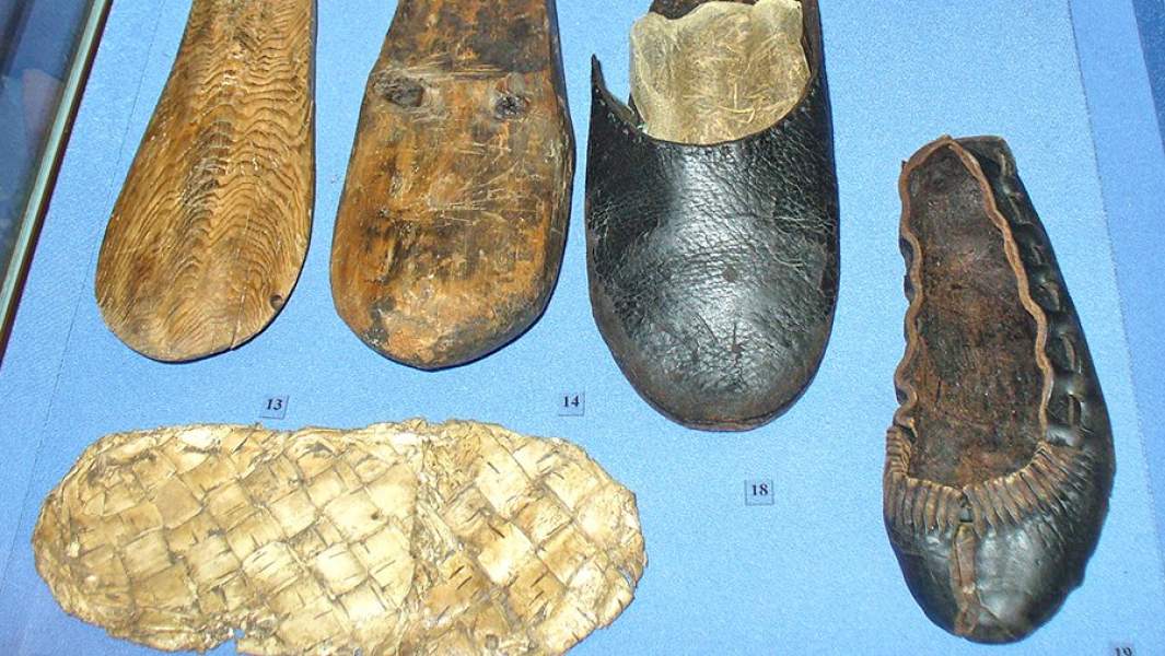 Обувь и инструменты сапожника из раскопок в Мангазее