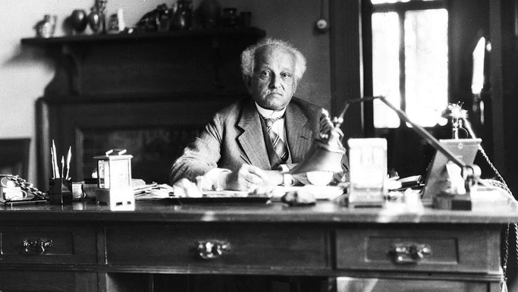 Людвиг Борхардт в своем рабочем кабинете