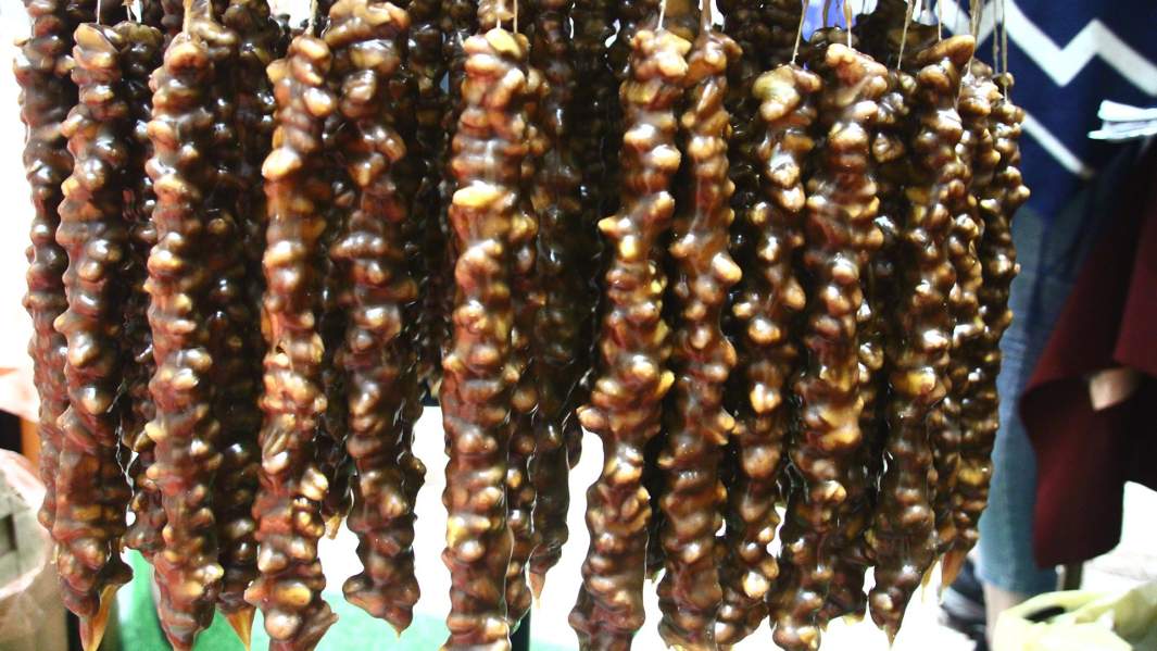 8.	Чурчхела — сладость, для приготовления которой нужны лишь виноградный сок, орехи и мука. Но никакого сахара