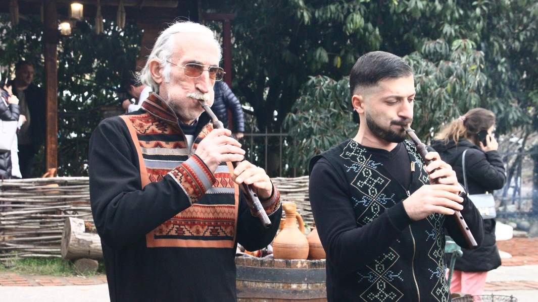 Музыканты исполняют для гостей народные мелодии Аджарии. В руках у духовиков национальные инструменты — саламури