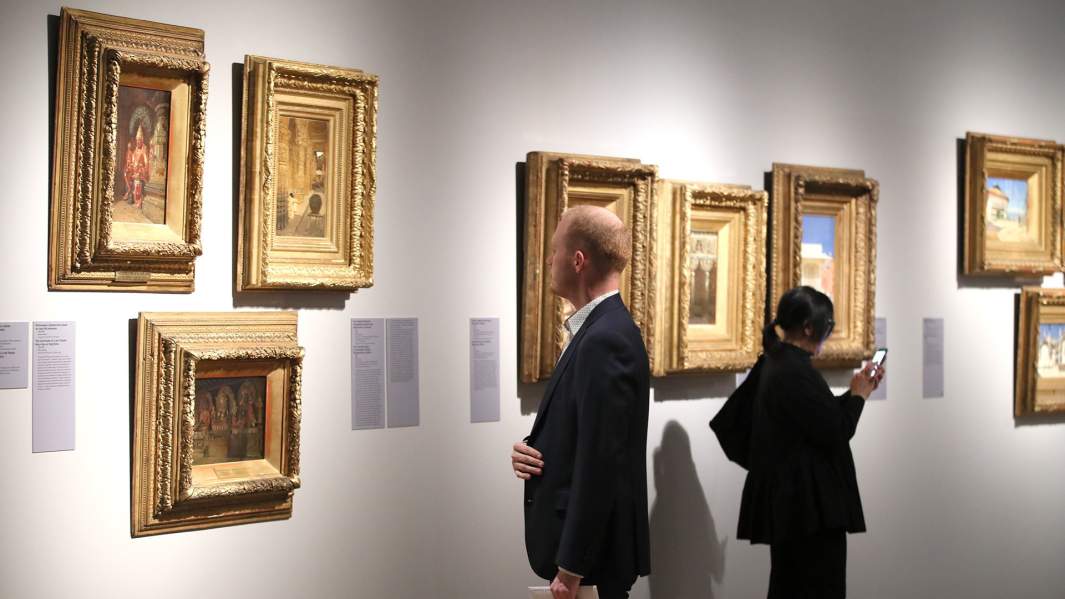 Посетители знакомятся с экспозицией на выставке «Василий Верещагин» в Третьяковской галерее на Крымском Валу