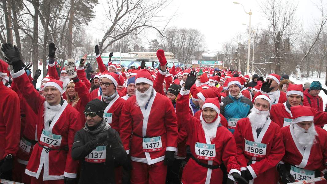 Участники благотворительной акции «Забег Дедов Морозов»