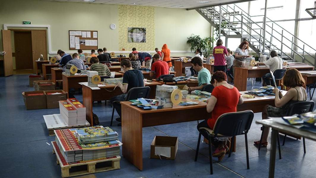 Люди с ограниченными возможностями работают в полиграфической мастерской