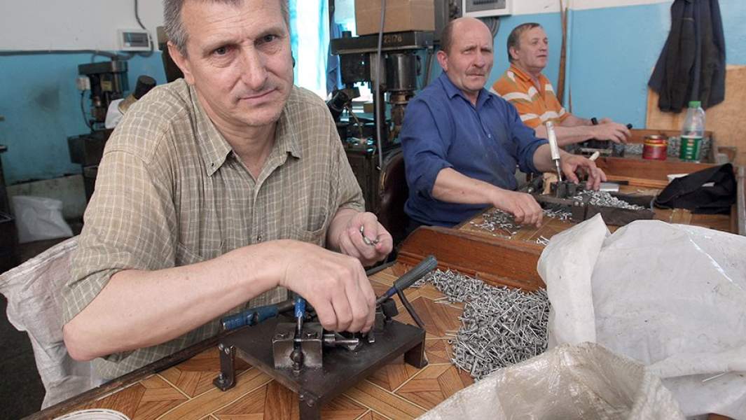 Инвалиды по зрению, во время работы в механическом цехе предприятия