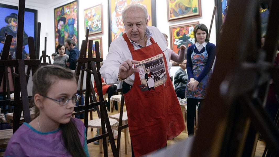 Президент Российской академии художеств Зураб Церетели на своем мастер-классе для детей-победителей Международной выставки-конкурса художественных произведений «Белая Ворона»