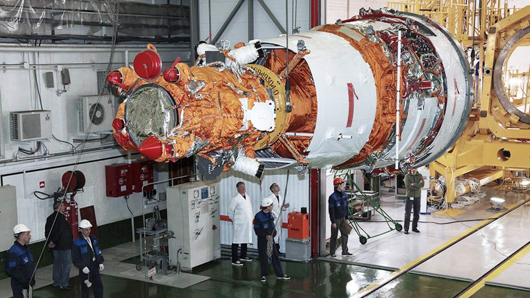 Специалисты предприятий ракетно-космической отрасли готовят аппарат дистанционного зондирования Земли «Ресурс-П» №3 к пуску на космодроме Байконур