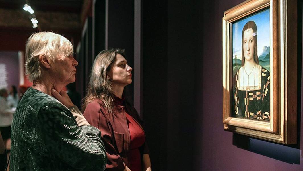 Посетители у портрета Елизаветы Гонзага на открытии выставки «Рафаэль. Поэзия образа» в Государственном музее изобразительных искусств имени А.С. Пушкина