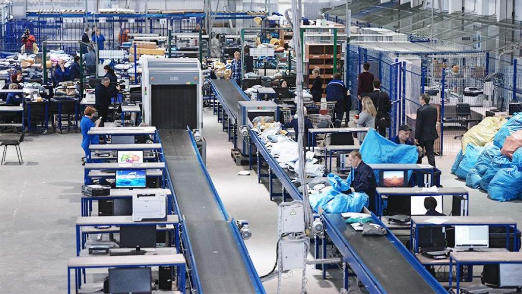 Таможенная обработка посылок в месте международного почтового обмена (ММПО) "Толмачево", где был открыт Новосибирский почтовый таможенный пост.