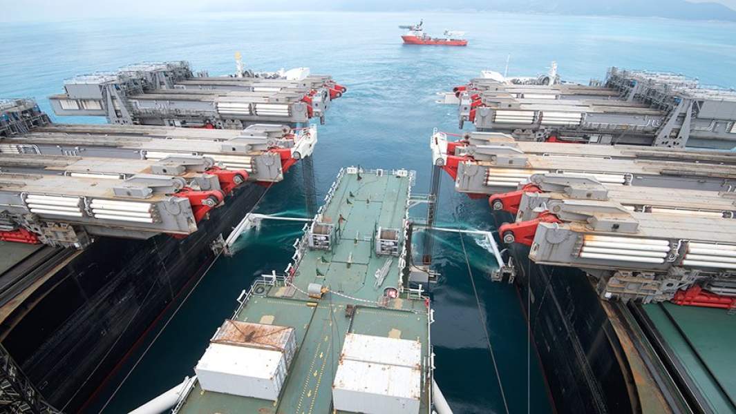 Работа судна-трубоукладчика «Пиониринг Спирит» по прокладке газопровода «Турецкий поток»