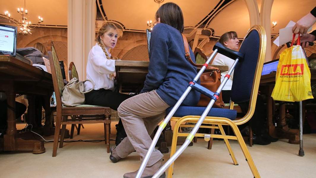 Посетитель на специализированной ярмарке вакансий для инвалидов