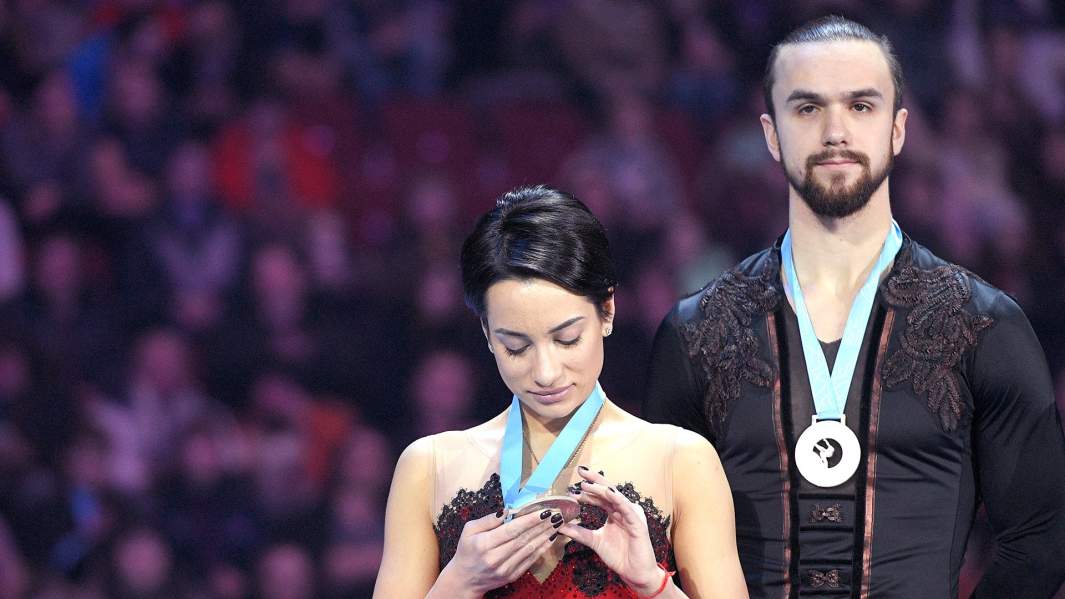 Ксения Столбова и Федор Климов, завоевавшие серебряные медали в соревнованиях спортивных пар на чемпионате России по фигурному катанию в Санкт-Петербурге, на церемонии награждения