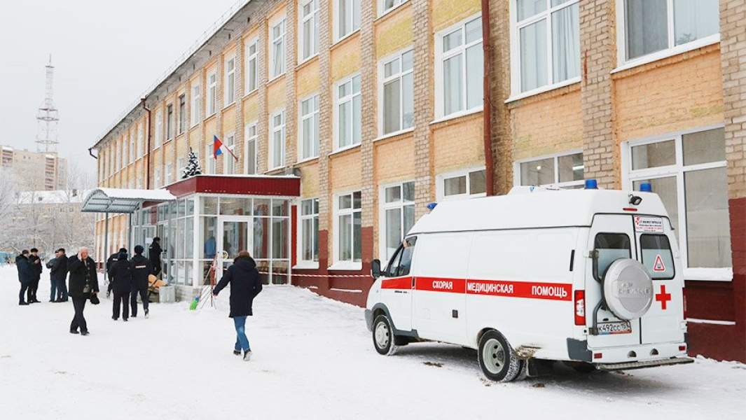 Автомобиль скорой помощи у школы № 127 в Перми