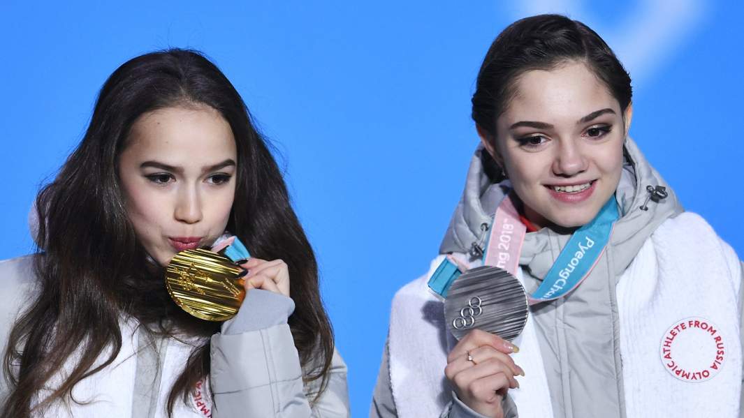  Алина Загитова (Россия) - золотая медаль, Евгения Медведева (Россия) - серебряная медаль.