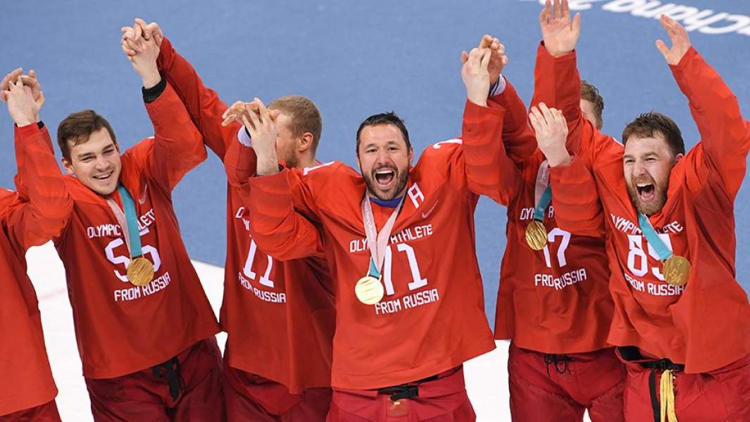 Российские хоккеисты на церемонии награждения призеров соревнований по хоккею среди мужчин на XXIII зимних Олимпийских играх в Пхенчхане