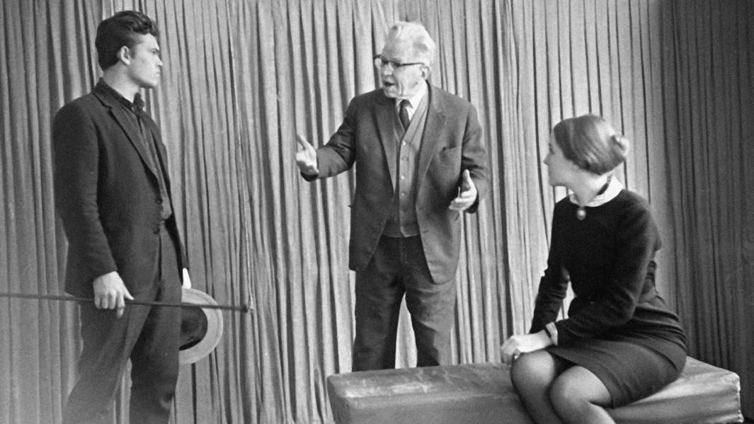 Народный артист СССР Василий Осипович Топорков (в центре) проводит урок со студентами в школе-студии имени Владимира Ивановича Немировича-Данченко при Московском Художественном академическом театре СССР имени Максима Горького