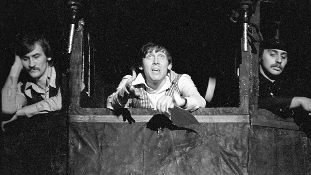 Сцена из спектакля по пьесе Л. Целиковской и Ю. Любимова «Товарищ, верь...» в постановке Театра драмы и комедии на Таганке. Слева направо: актеры Леонид Филатов, Валерий Золотухин, Иван Дыховичный