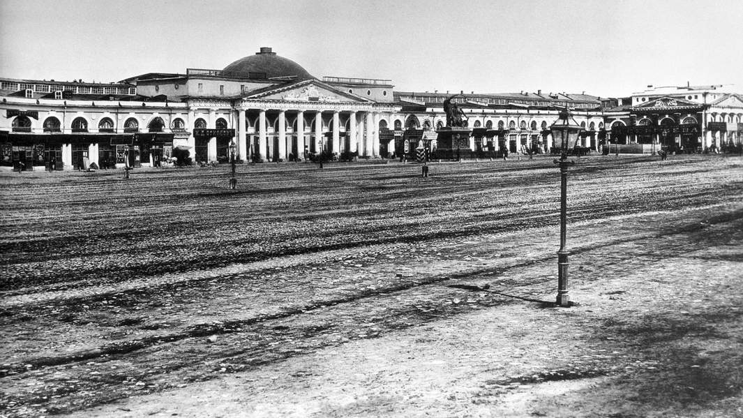 Торговые ряды на Красной площади между Никольской и Ильинкой в 1884 году