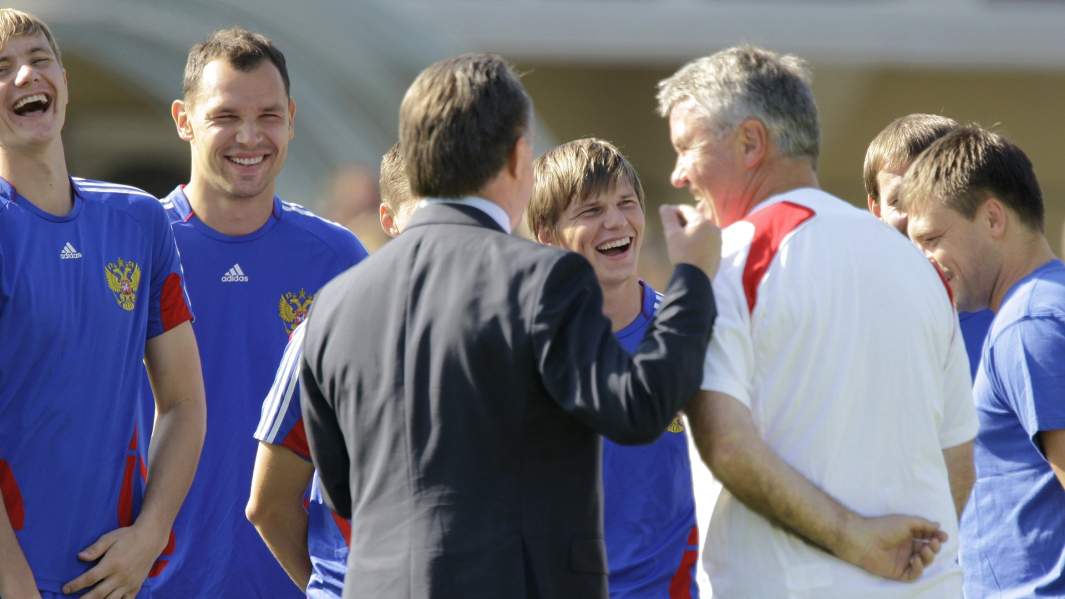 Министр спорта, туризма и молодежной политики РФ Виталий Мутко и главный тренер  сборной РФ по футболу Гус Хиддинк 