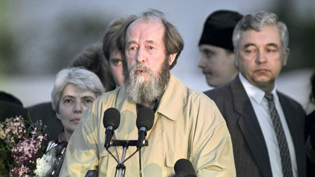 Возвращение в Россию из-за границы писатель Александр Исаевич Солженицын начал с поездки во Владивосток. Выступление перед собравшимися. Слева — жена Наталья