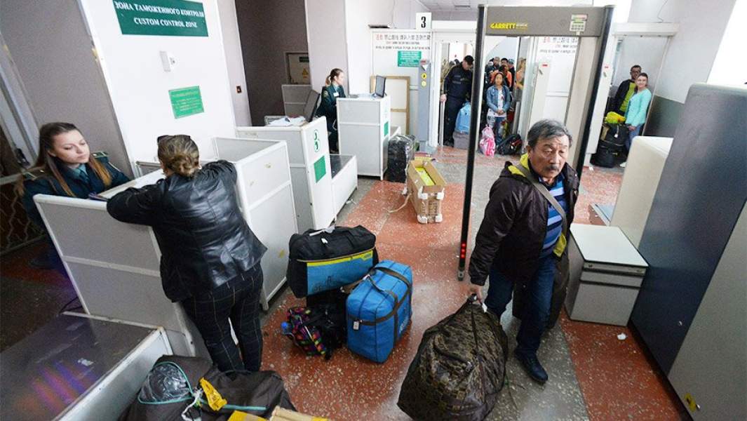 В зоне таможенного контроля на многостороннем автомобильном пункте пропуска на российско-китайской границе