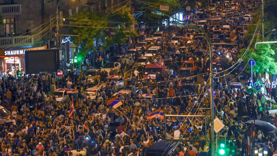 Сторонники лидера оппозиции в Армении Никола Пашиняна