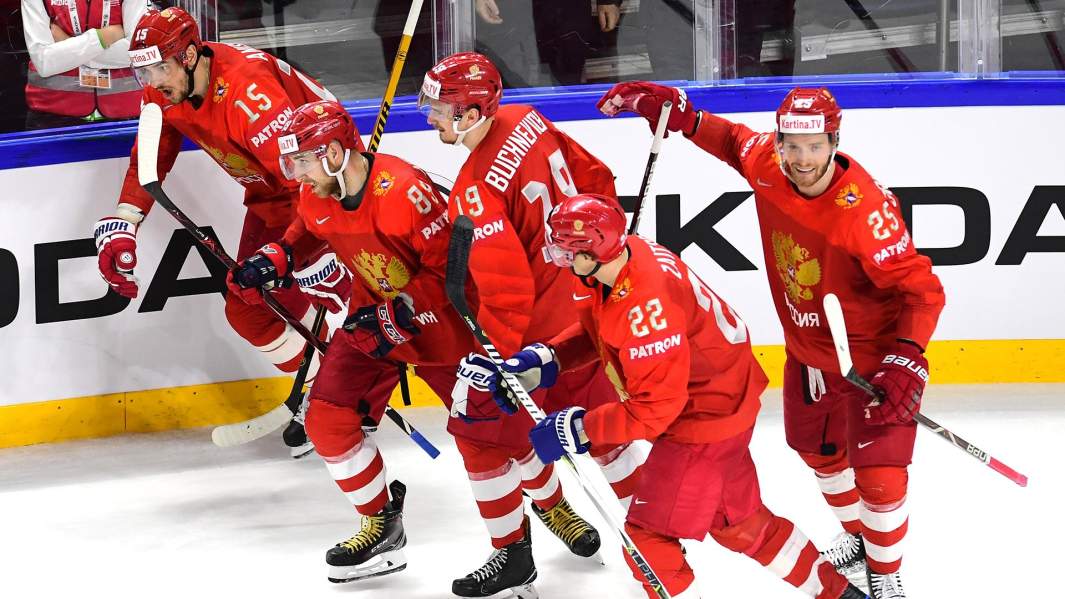 Игроки сборной России радуются заброшенной шайбе в матче 1/4 финала чемпионата мира по хоккею между сборными командами России и Канады, 2018 год