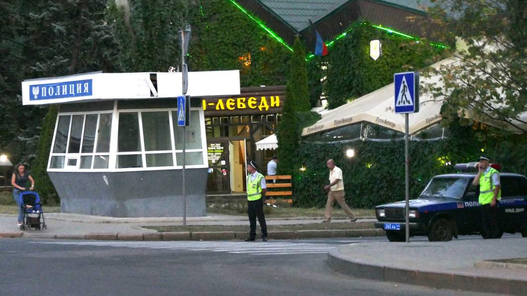 Сотрудники полиции патрулируют центр Донецка после взрыва в кафе «Сепар», в результате которого погиб глава ДНР Александр Захарченко