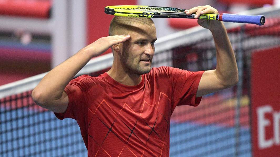 Михаил Южный (Россия) в матче одиночного разряда среди мужчин против Мирза Башича (Босния и Херцеговина) на теннисном турнире St. Petersburg Open 2018 в Санкт-Петербурге