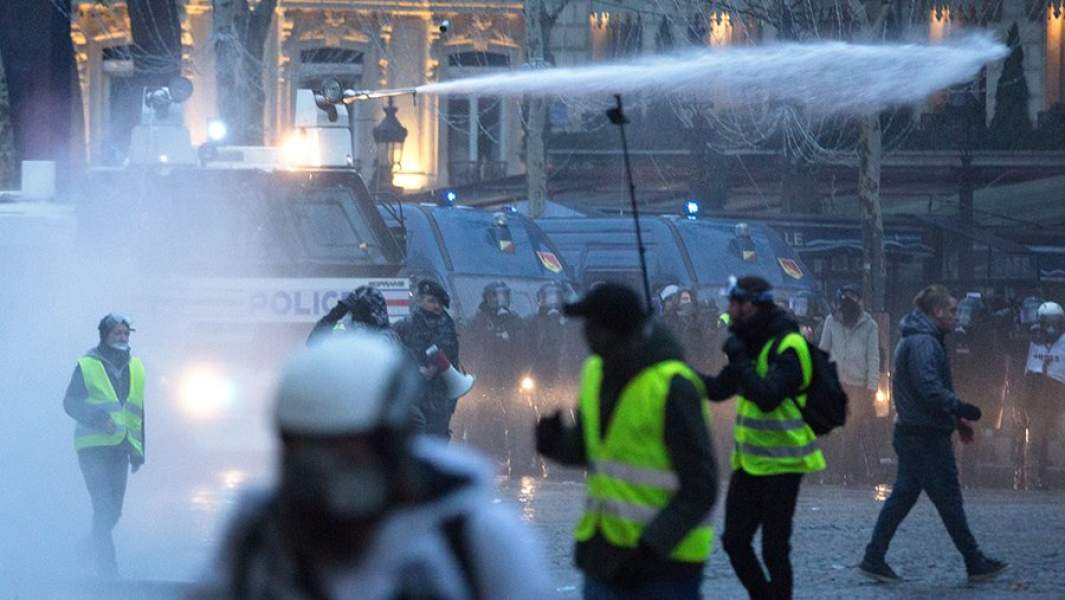 Полиция применяет водометы во время акции протеста движения «желтые жилеты» в Париже