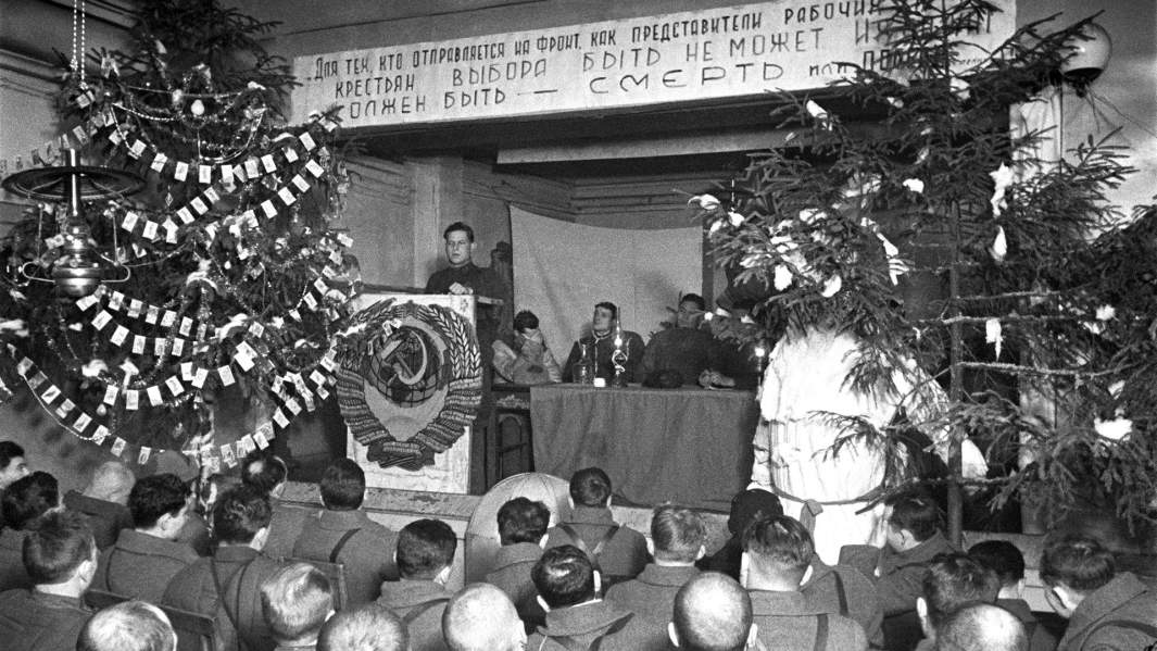 Новогоднее собрание бойцов и командиров 8–ой Гвардейской имени И.В.Панфилова стрелковой дивизии. 31 декабря 1941 года. Западный фронт