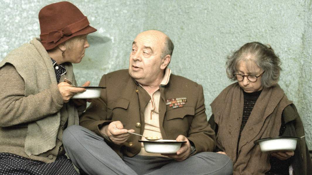 Актеры Ольга Волкова (слева) в роли Кати Ивановой, Леонид Броневой (в центре) в роли Семена Ефремовича и Лия Ахеджакова (справа) в роли Фимы в фильме режиссера Эльдара Рязанова «Небеса обетованные»