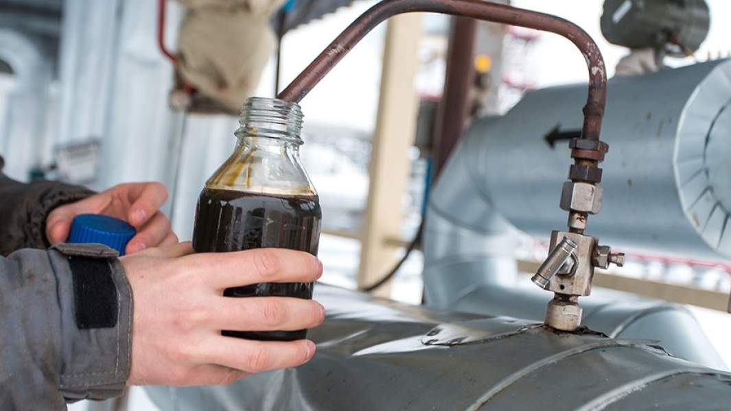 Отбор пробы товарной нефти на блоке оперативного учета Соровского месторождения