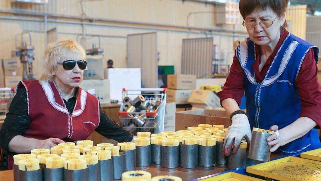 Сотрудницы учебно-производственного предприятия Всероссийского общества слепых в цехе по производству машинных фильтров очистки топлива