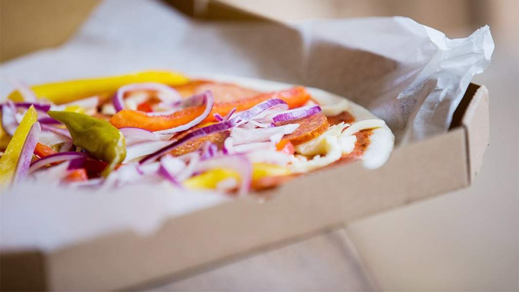 пицца в коробке