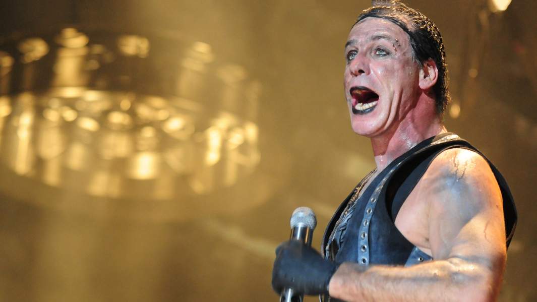 Вокалист Rammstein Тилль Линдеманн во время выступления группы