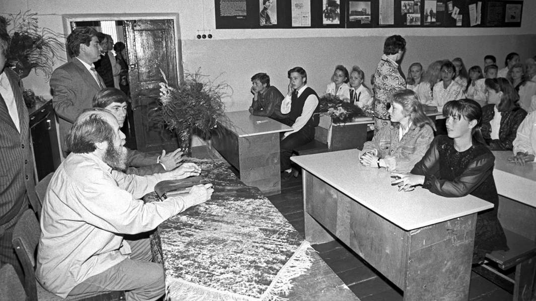 Владимирская область. Российский писатель Александр Солженицын выступает перед учащимися Мезиновской средней школы, где он когда-то работал учителем