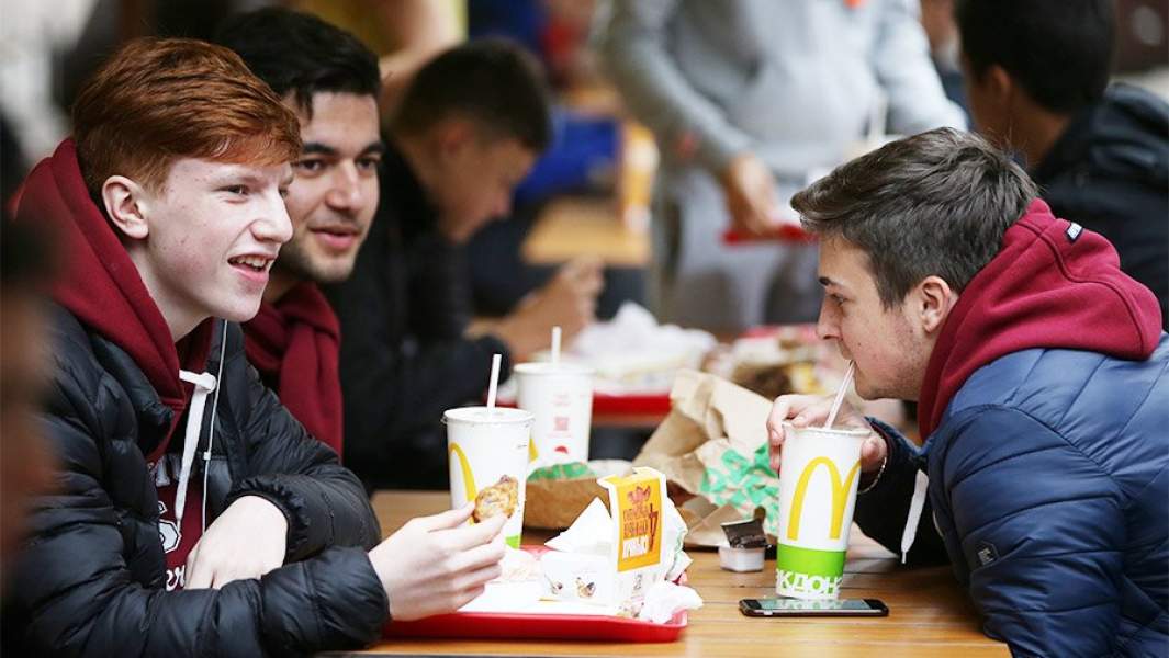 Посетители ресторана Макдоналдс 