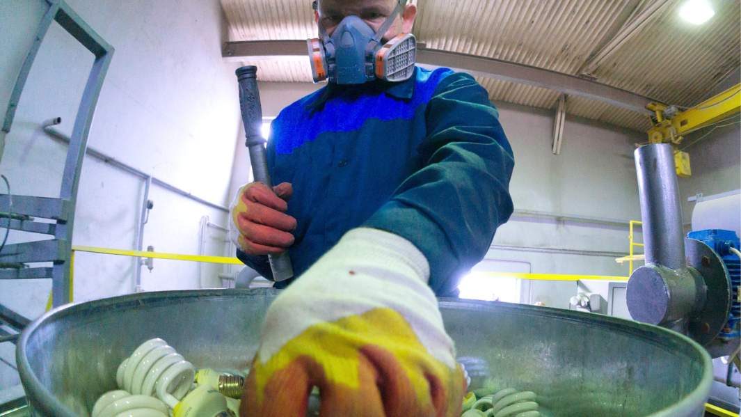 Сотрудник Екатеринбургского муниципального унитарного предприятия комплексного решения проблем промышленных отходов во время переработки ртутных ламп и ртутьсодержащих приборов