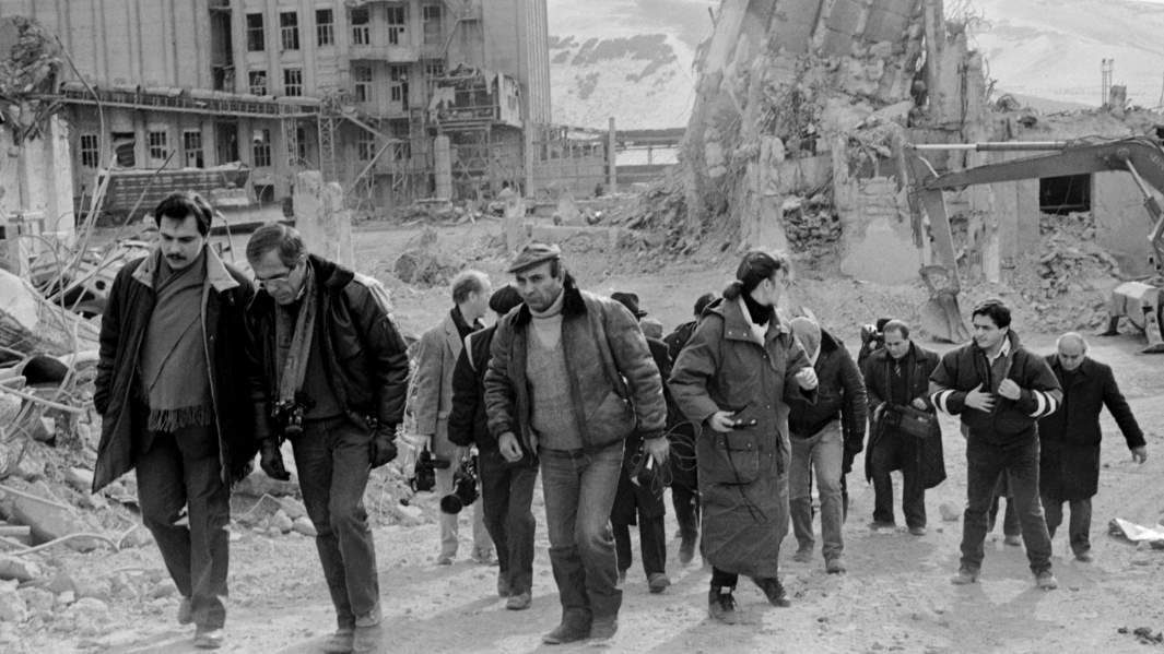 10 января 1989 г. Члены делегации США во главе с заместителем лидера демократического большинства в Палате представителей конгресса США Т. Куэло у разрушенного землетрясением элеватора в г. Спитаке, Армянская ССР