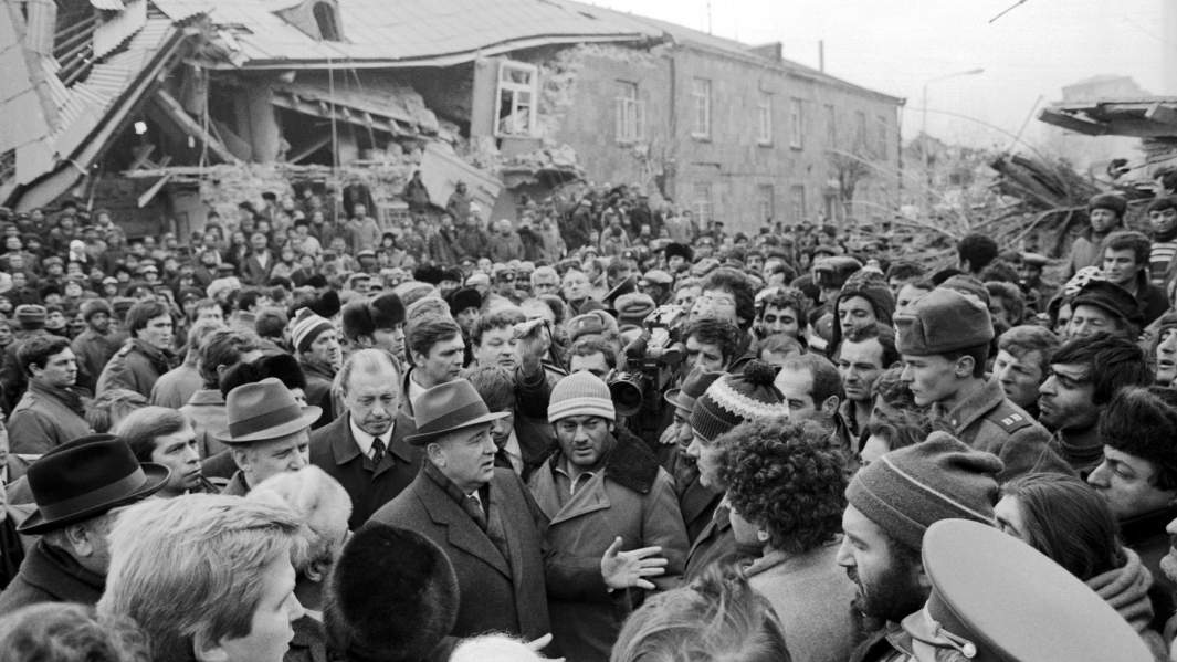 11 декабря 1988 г. Генеральный секретарь ЦК КПСС, Председатель Президиума Верховного Совета СССР М.С. Горбачев во время встречи с пострадавшими от землетрясения, Армянская ССР