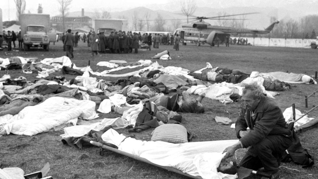 9 декабря 1988 г. Житель города Спитак пытается отыскать своих родных среди погибших, Армянская ССР