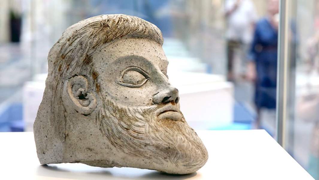 Терракотовая голова, которая была обнаружена в бухте у мыса Ак-Бурун во время подводных раскопок на участке строительства Крымского моста