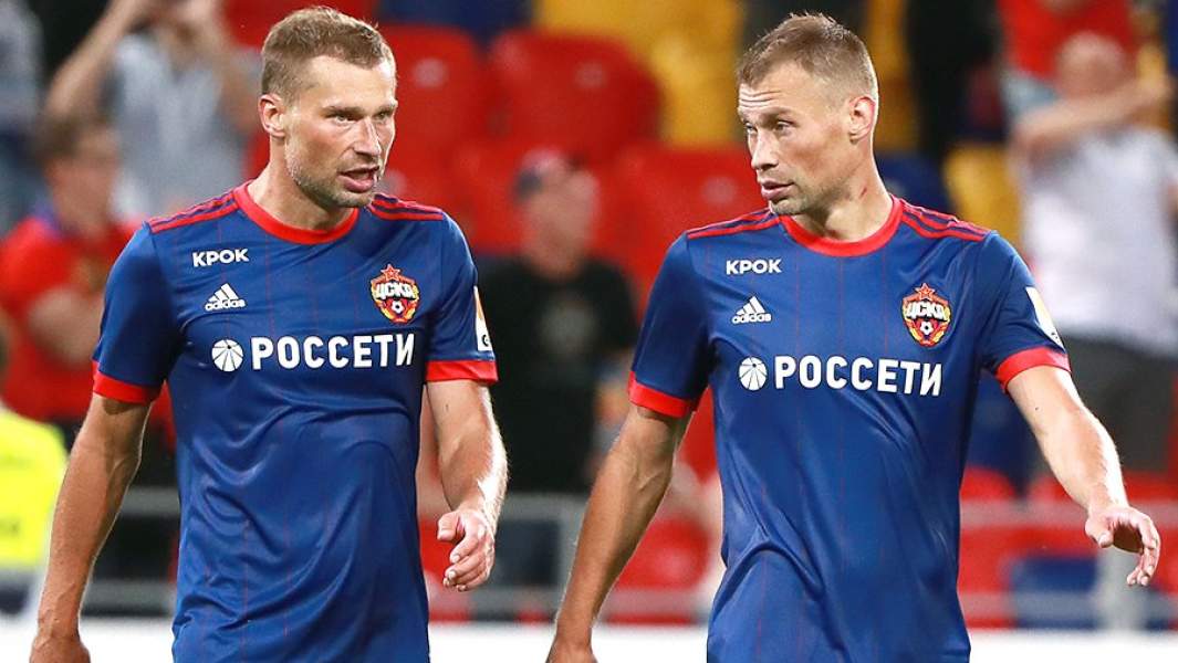 Игроки ЦСКА Алексей Березуцкий и Василий Березуцкий (слева направо) после матча Лиги чемпионов по футболу между командами ЦСКА (Москва, Россия) и АЕК (Афины, Греция)