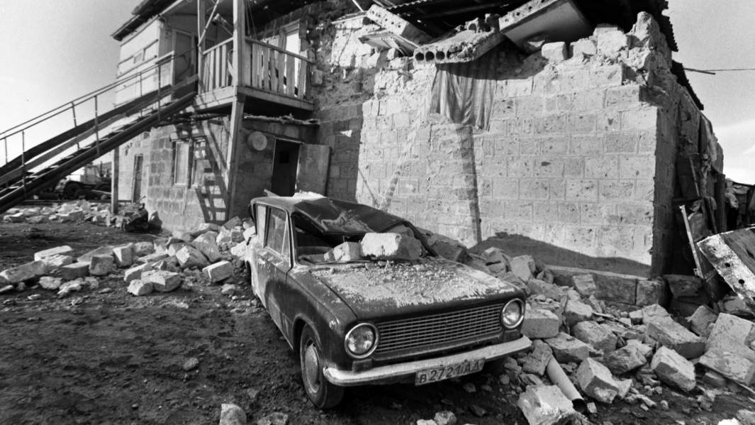 8 декабря 1988 г. Разрушенный землетрясением дом в одном из сел близ города Спитак, Армянская ССР